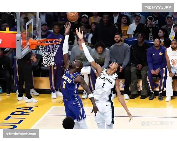 太阳50次三分出手创赛季纪录 湖人外线防守扩防不及时酿苦果 太阳50次三分出手创赛季纪录 湖人外线防守扩防不及时酿苦果