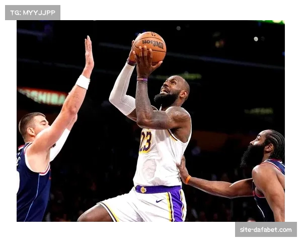 詹姆斯单节送出8次助攻刷新纪录，湖人G1开局组织串联分析